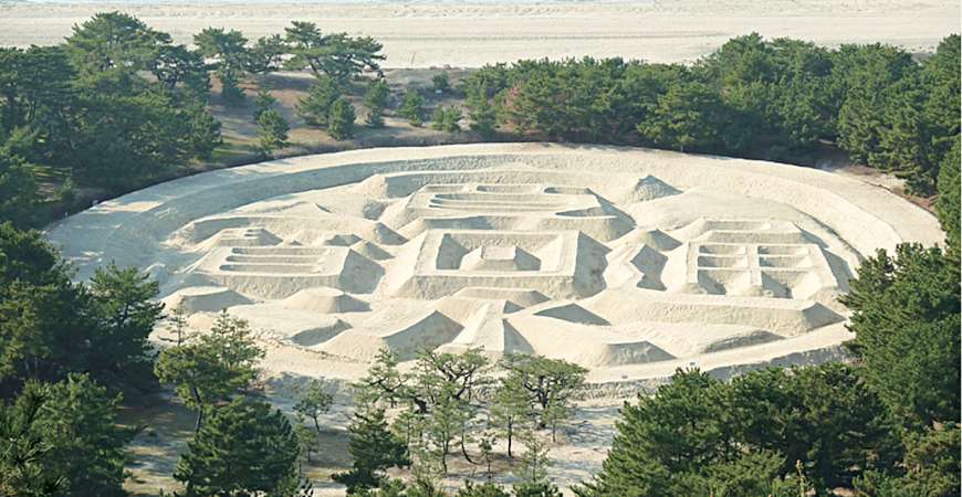 琴彈公園的錢形砂繪「寬永通寶」