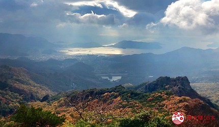 四國「小豆島」必去紅葉秘境「寒霞溪山谷」從纜車拍攝的天空與紅葉美景