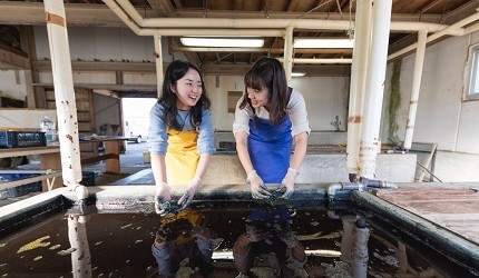 德岛市官方观光网站「Fun!Fun!TOKUSHIMA」推荐德岛市自由行行程第三站前往「蓝染工艺馆」体验手作蓝染