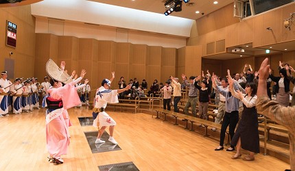 德岛市官方观光网站「Fun!Fun!TOKUSHIMA」推荐德岛市自由行行程第五站「阿波舞会馆」跳阿波舞全体照片