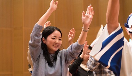 德岛市官方观光网站「Fun!Fun!TOKUSHIMA」推荐德岛市自由行行程第五站「阿波舞会馆」跳阿波舞一位女性的照片