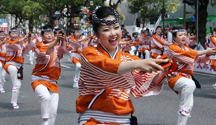 日本自由行夏天旅行必去推薦推介最好玩的夏日祭典四國高知夜來祭土佐宴客祭熱舞不停high翻天的夜來祭路況可見幾排穿橘橙色舞衣的舞孃在跳舞