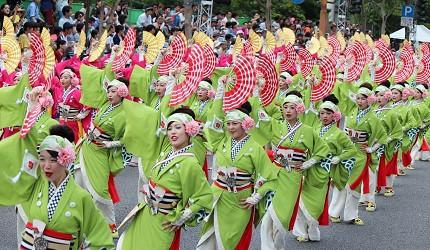 日本自由行夏天旅行必去推薦推介最好玩的夏日祭典四國高知夜來祭土佐宴客祭熱舞不停high翻天的夜來祭路況可見幾排穿綠衣的舞孃在跳舞